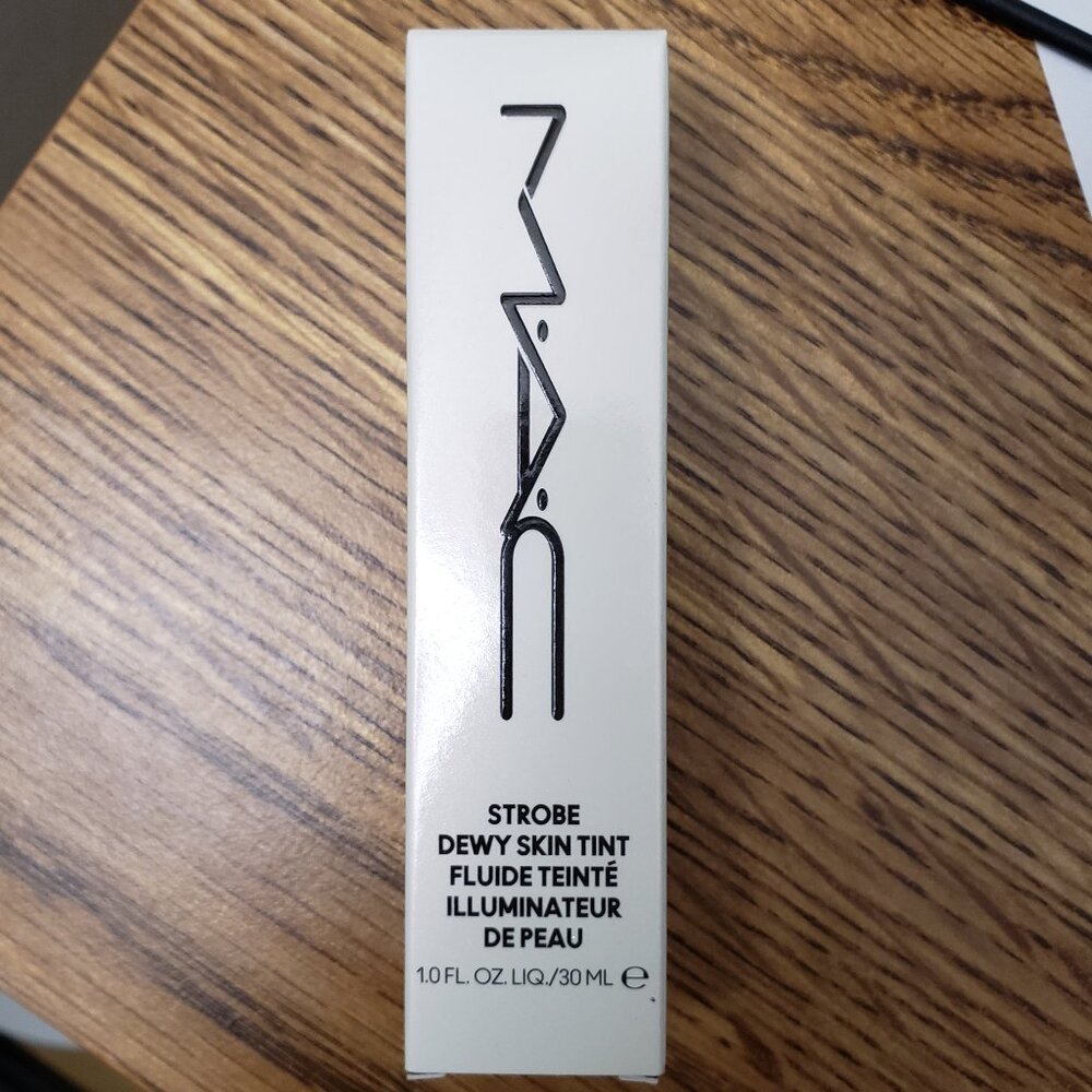 BNIB MAC Strobe Dewy Skin Tint Light 3